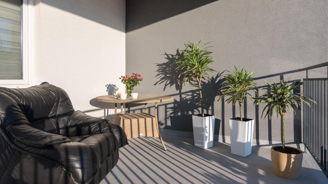 Aparthotel Koroni Home Raszyn Ngoại thất bức ảnh